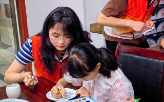 学生志愿者短视频制作 邵阳学院：志愿者授课传蜡染技艺 小朋友动手绘非遗童趣